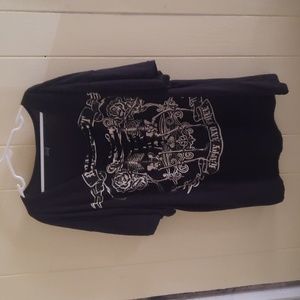 Black tshirt with skulls size medium